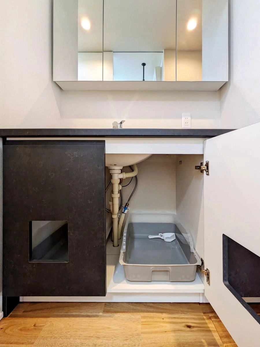 猫用のトイレスぺースを設けた洗面台下