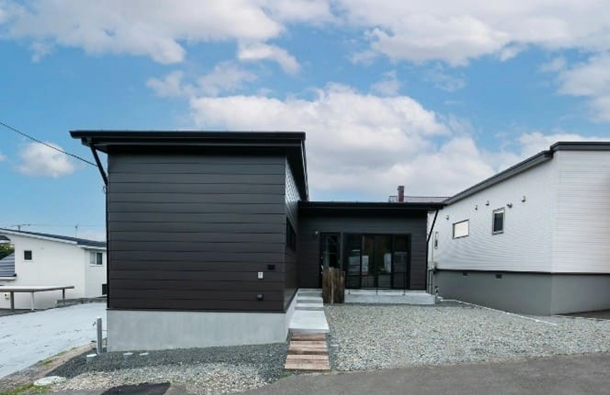 モノトーンのシンプルなデザインの平屋