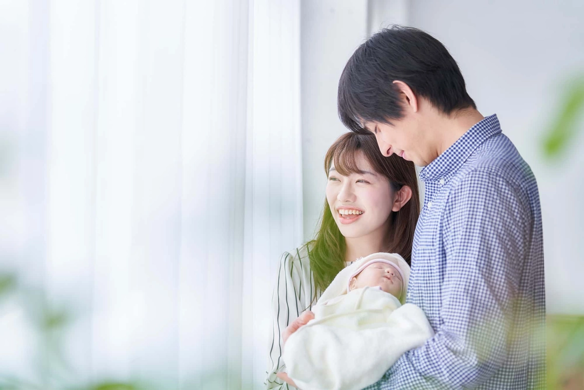 赤ちゃんを抱っこするお父さんとお母さん