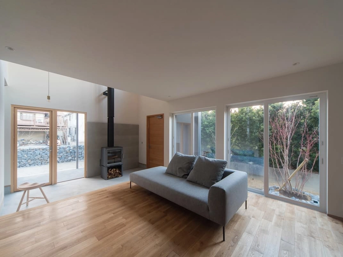 リビングとひと続きになっているモルタル土間