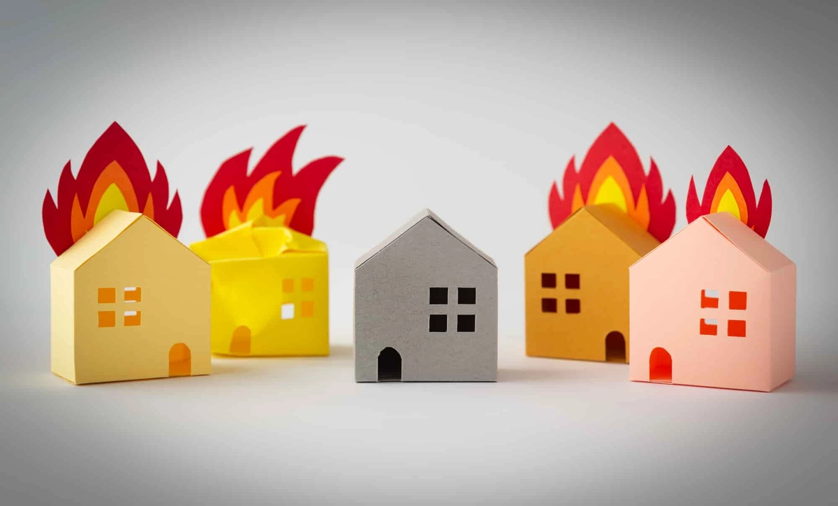 燃える家の模型