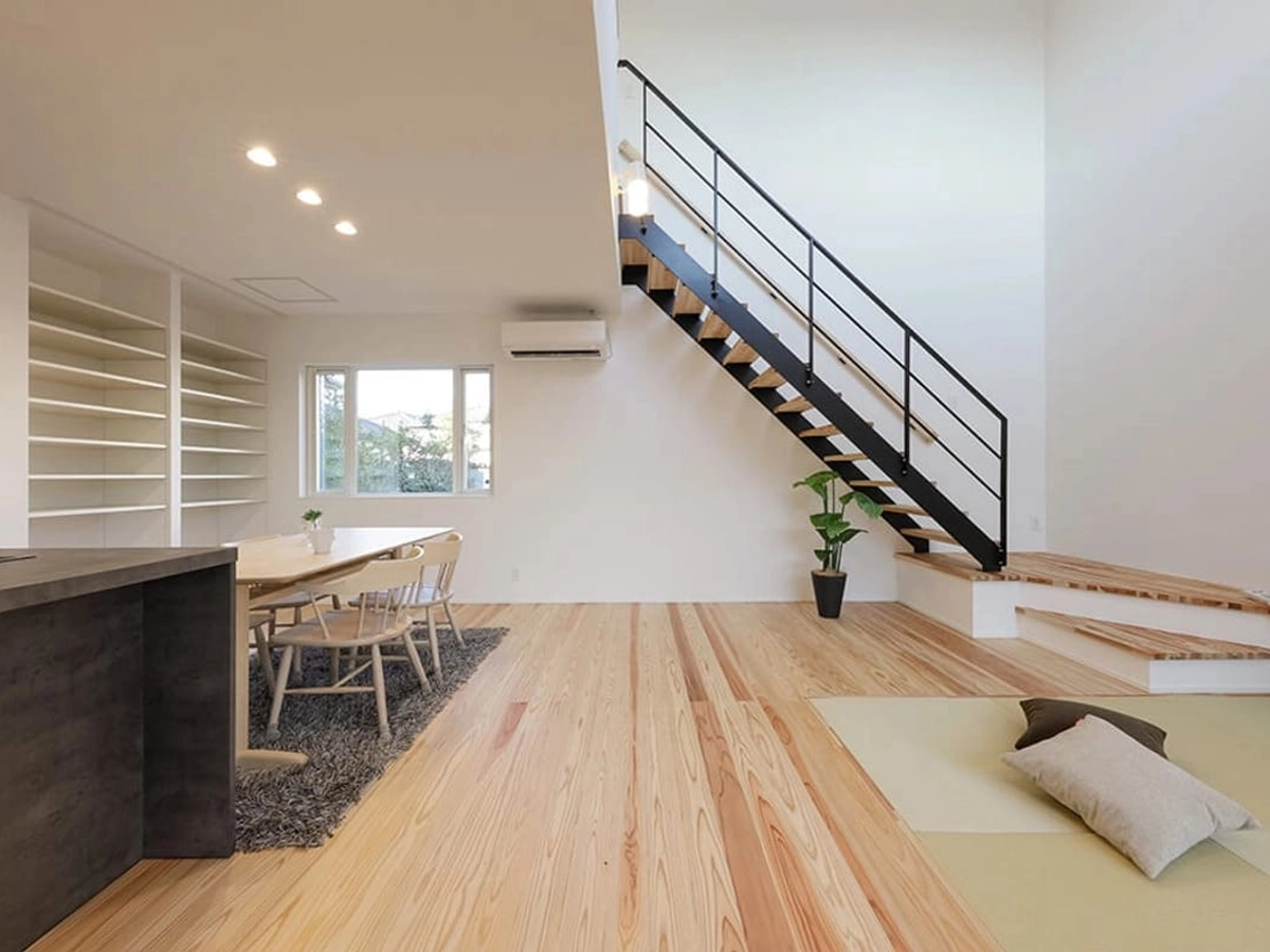 畳スペースとスケルトン階段のあるリビング