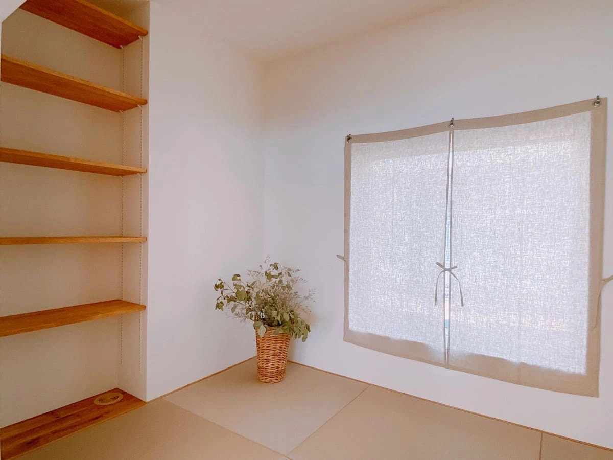 大きな収納棚がある和室