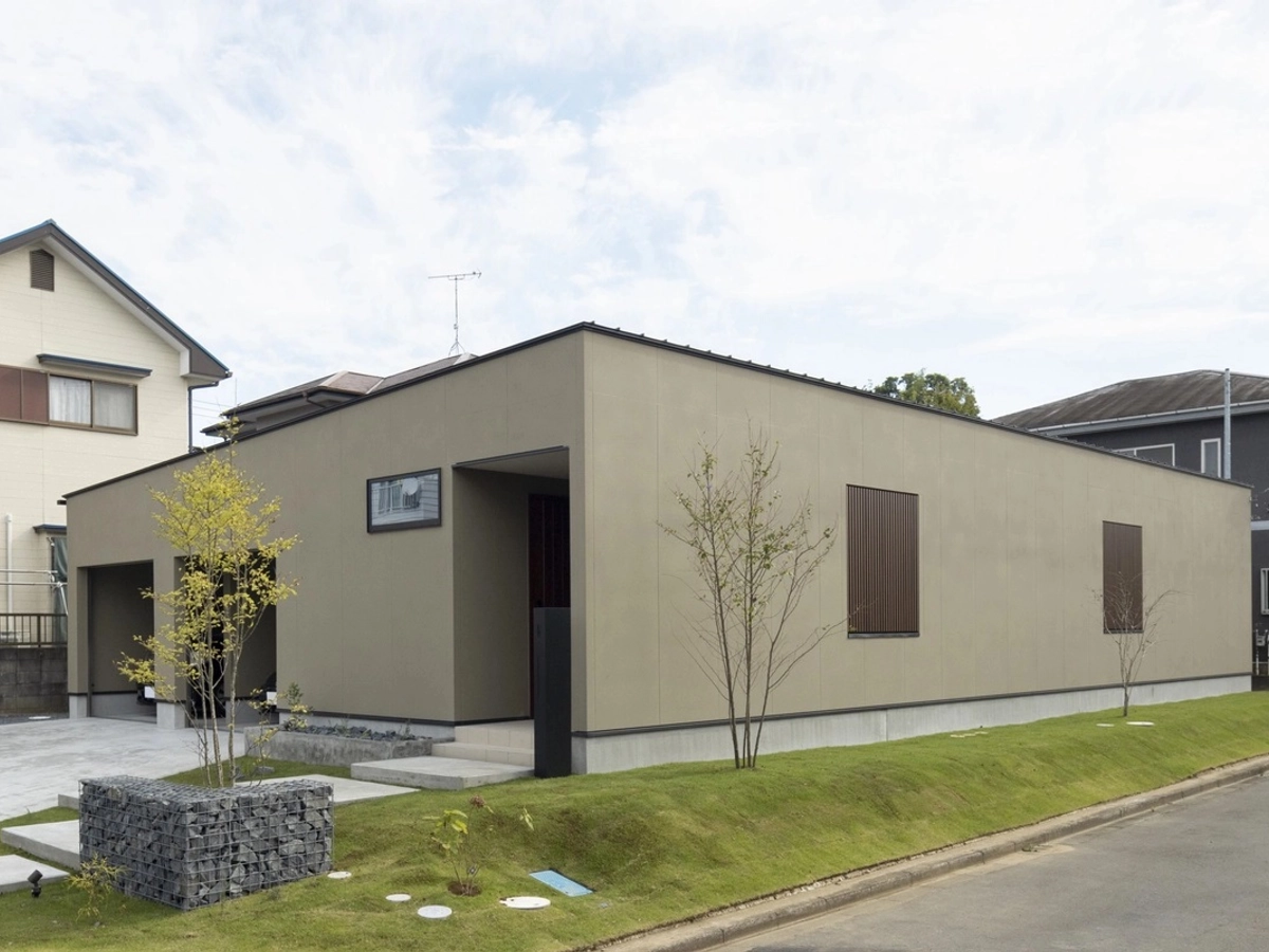 車2台を守れるガレージのあるシンプルな外観の平屋