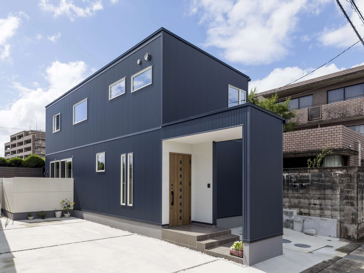 写真④ALT:ネイビーの外壁の長方形の家