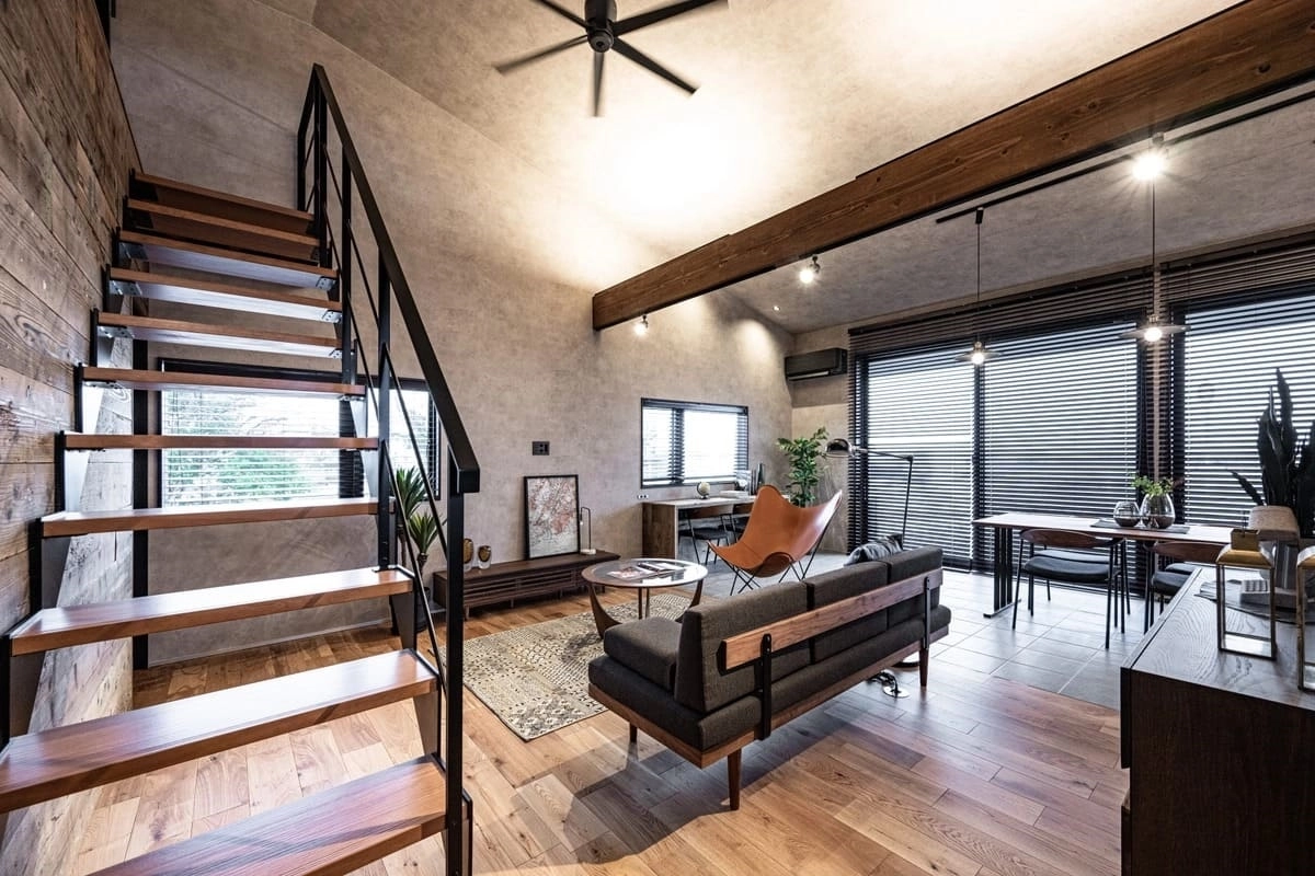 黒い鉄骨階段のあるビンテージ感あふれるLDK