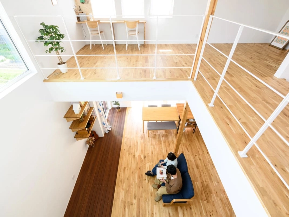 吹き抜け2階から見下ろした1階土間玄関