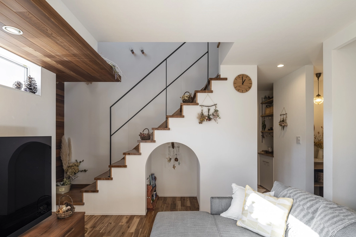 アーチの小部屋が可愛いアンティーク調なリビング