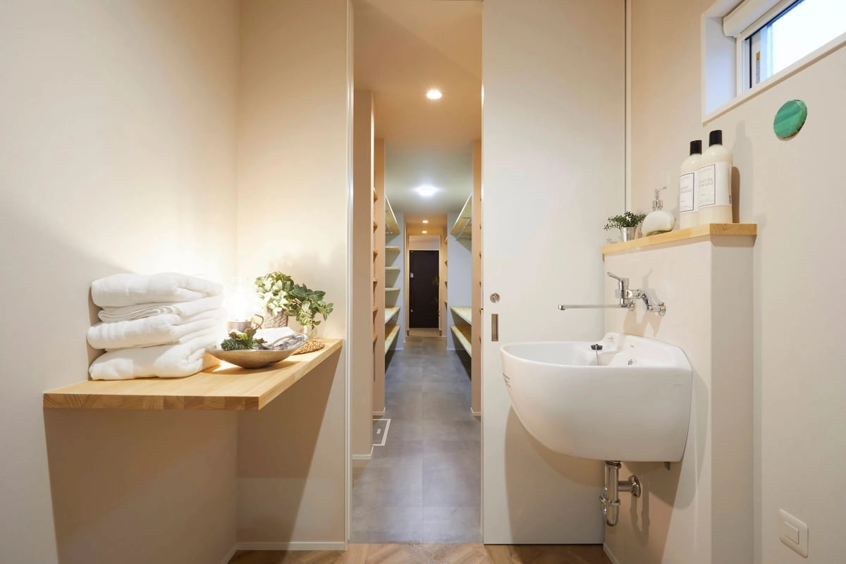 洗面台からクローゼットへと続く機能的な家事動線