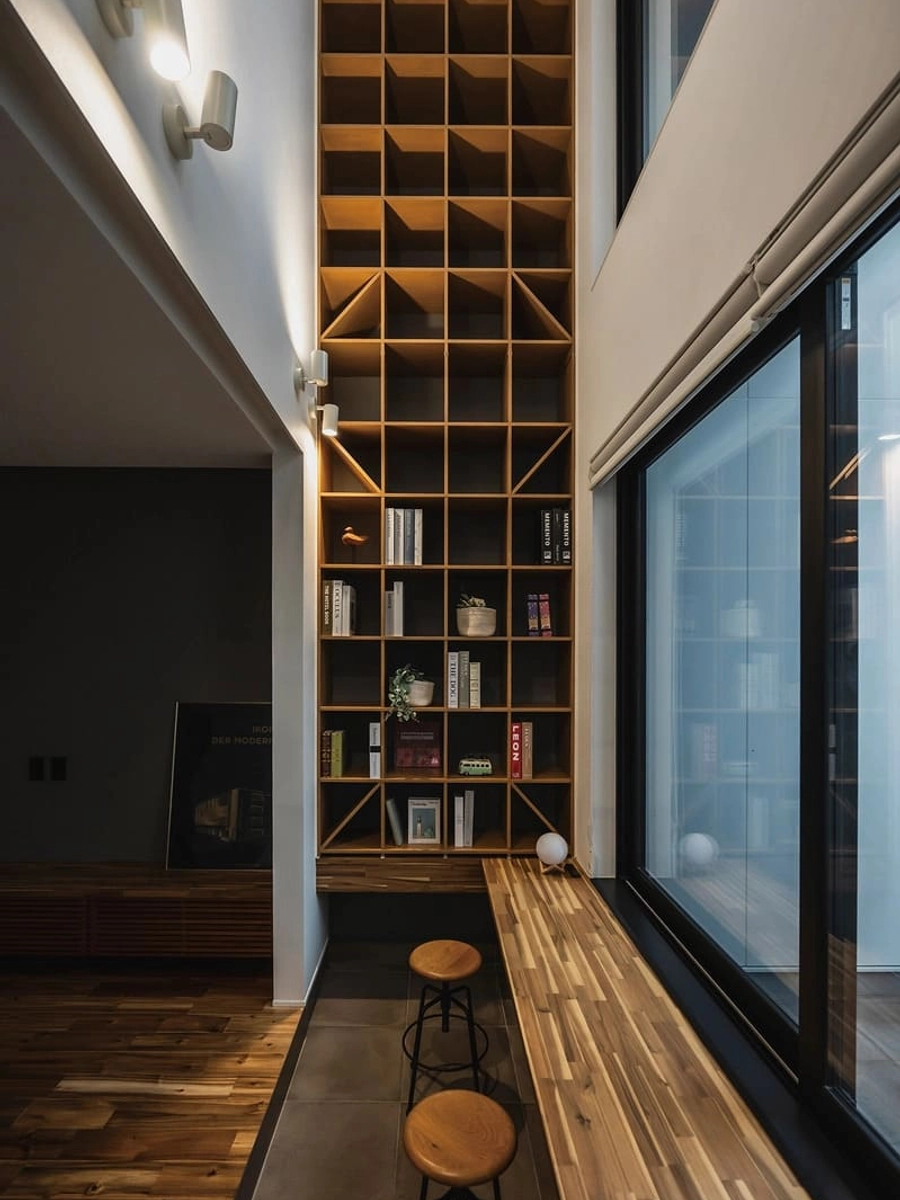 高い造作棚のあるカフェスペース