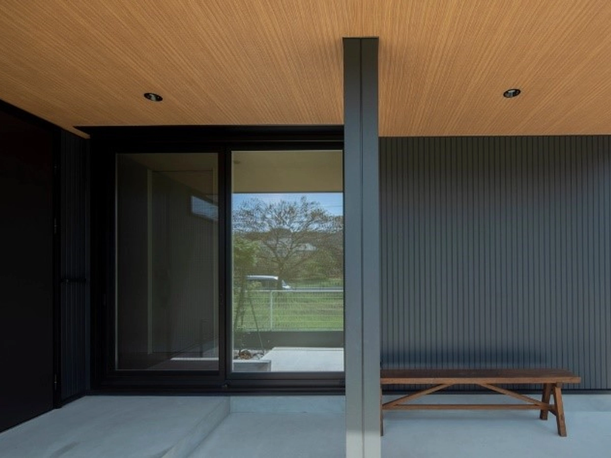 ピロティから室内へと繋がる玄関