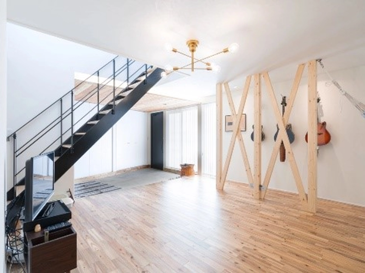 音楽を楽しむリビングと一体感がある玄関