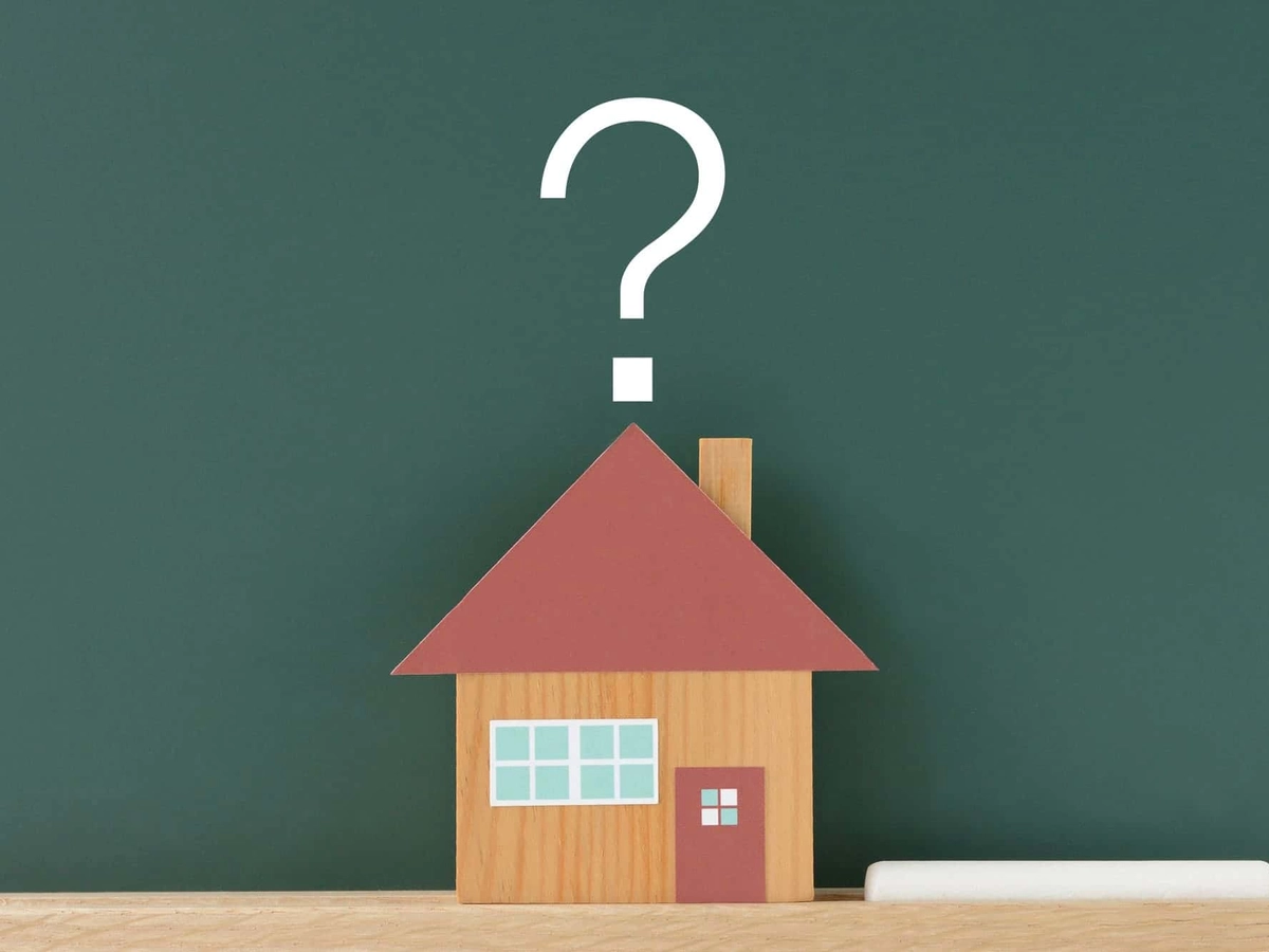 黒板の背景と家の上にはてな