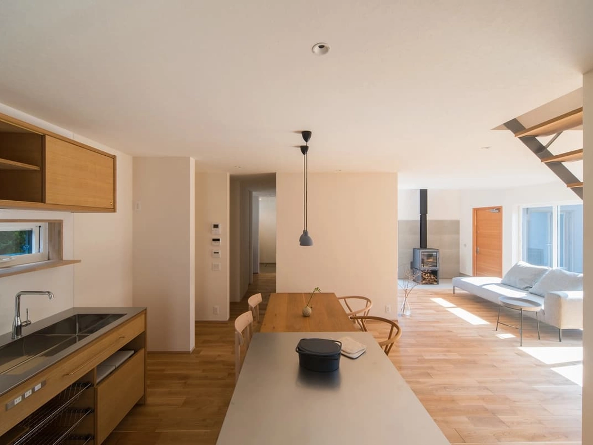 明るい光が入る木の温もりを感じるLDK