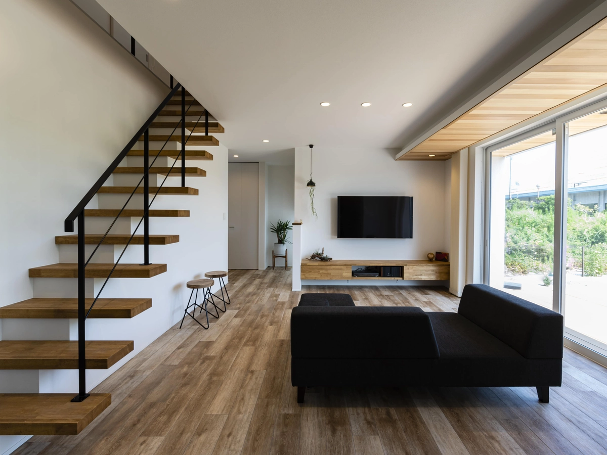 静岡県_大きな窓がある木目調のリビング