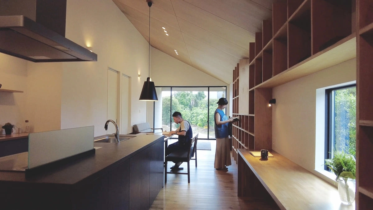 勾配天井と大きな窓のある広々リビング