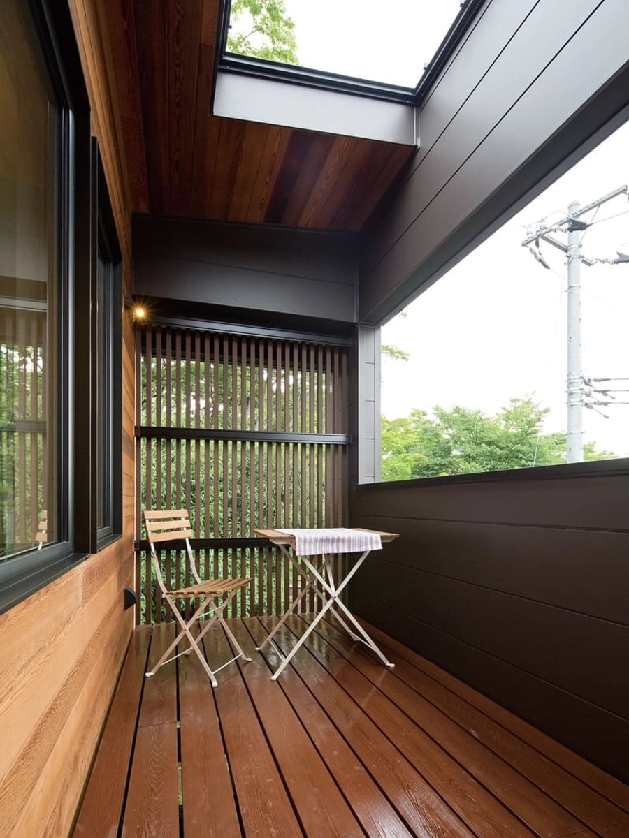 デッキバルコニーに置かれたテーブルとイス