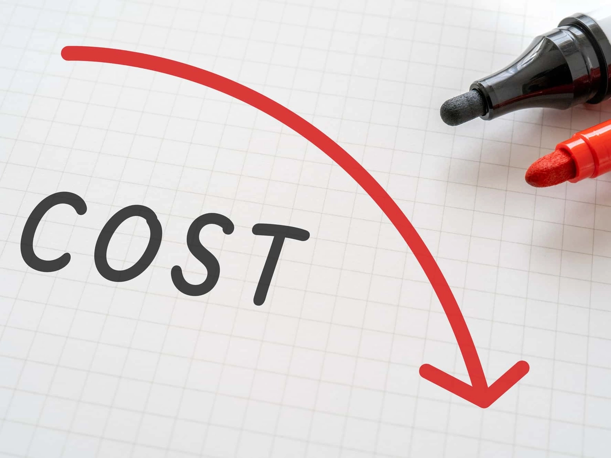 下さがりの矢印とCOSTと書かれたノート