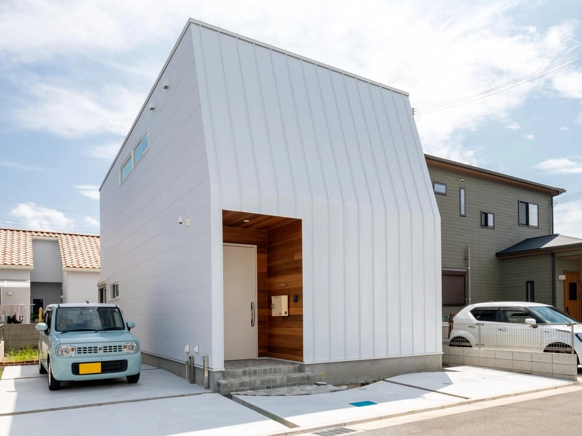 真っ白なガルバリウムを使用した明るい印象の外壁