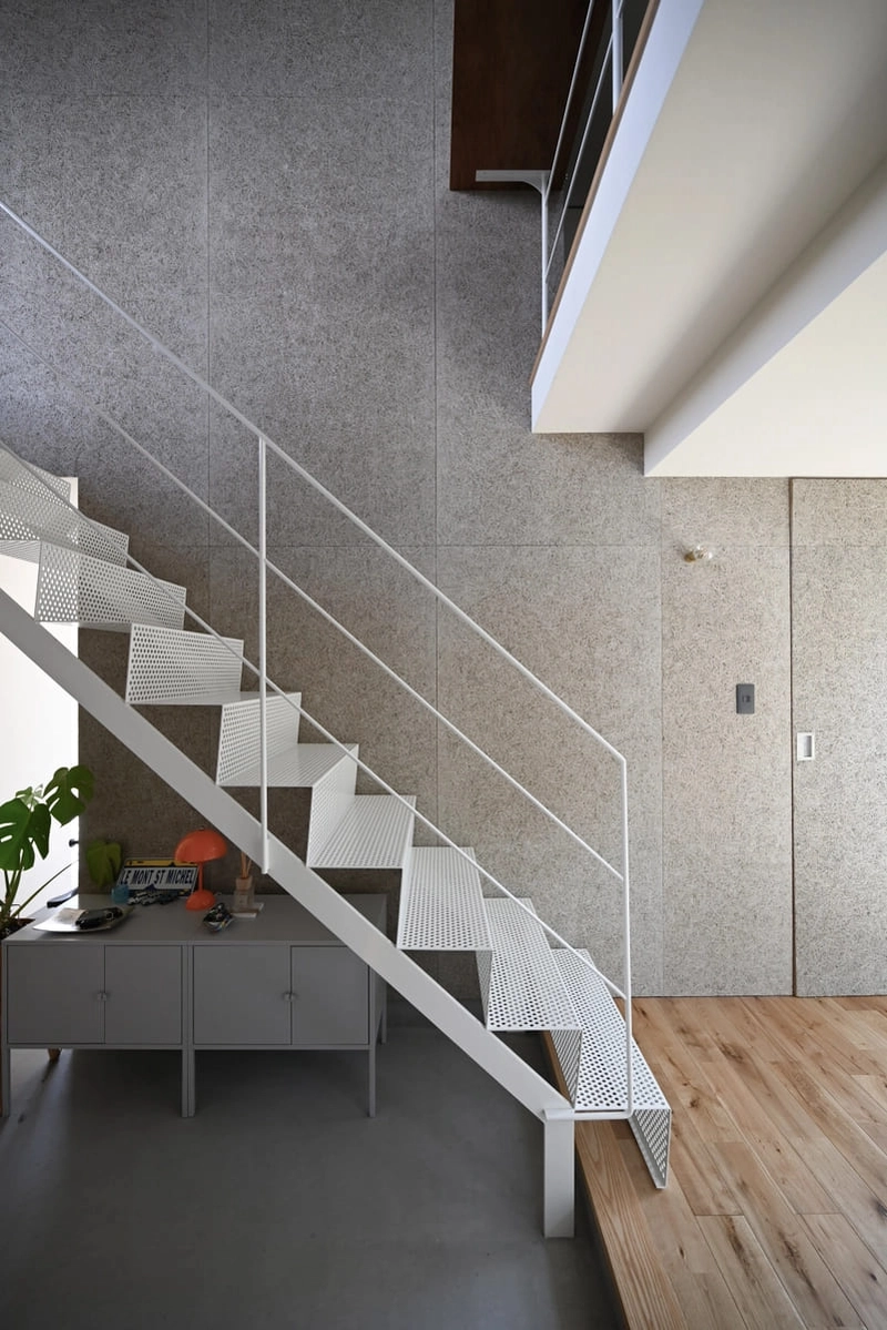 グレーの内装に映える白いパンチングメタルの階段