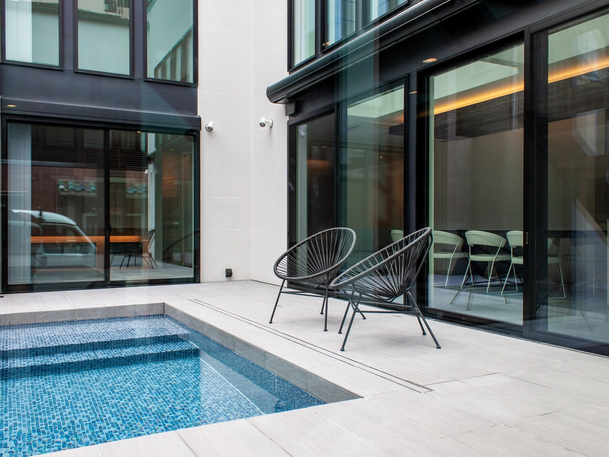 審査員特別賞 布野 修司 賞「都市に溶け込むプライベートリゾート」