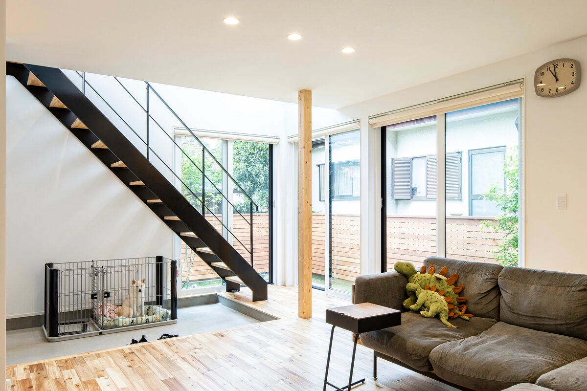 吹き抜けの階段と大きな窓がある開放的なリビング