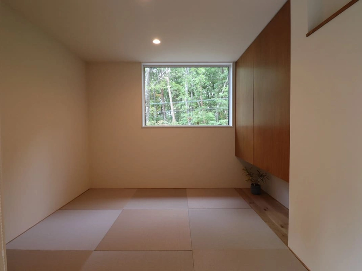 窓を工夫して軽井沢の森を絵のように見せる和室