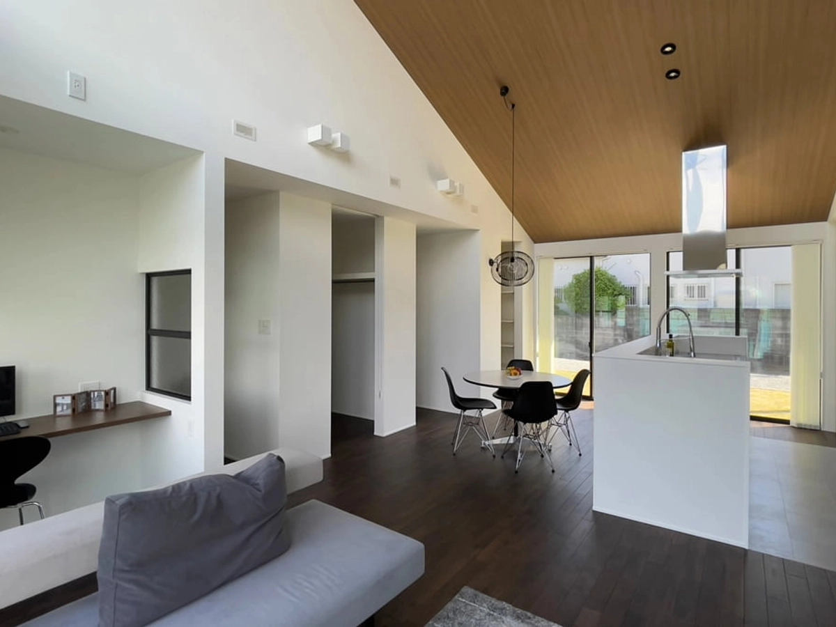 モノトーンのすっきりした印象のLDK