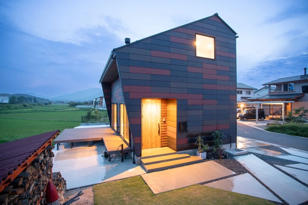 田園風景を望むウッドデッキと多色使いの外壁の住宅