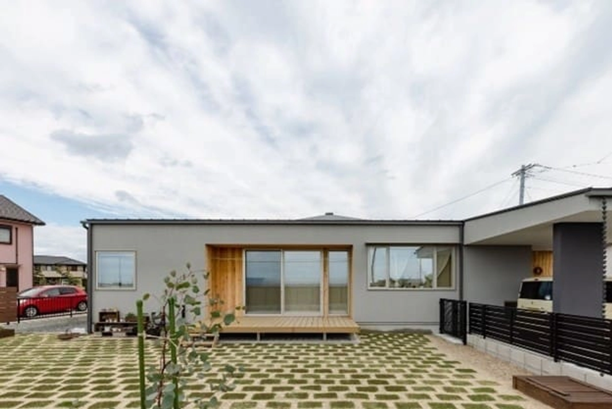 ウッドデッキが調和する平屋