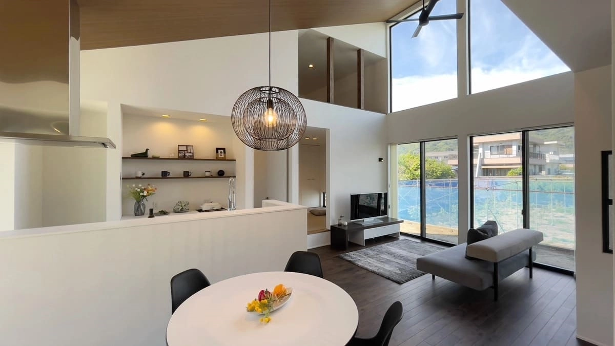 ダイナミックな勾配天井とモダンな照明