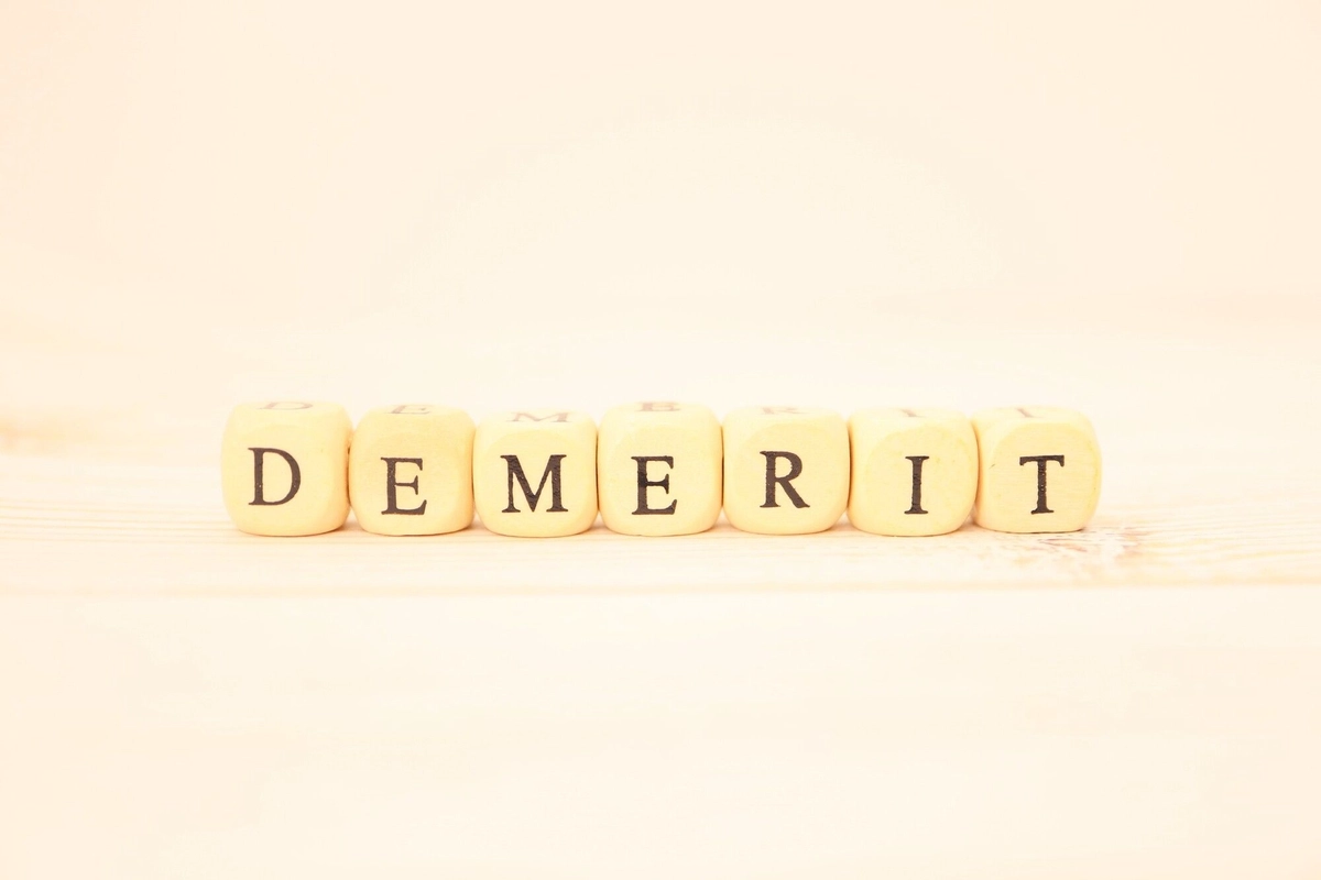 DEMERIT（デメリット）の文字