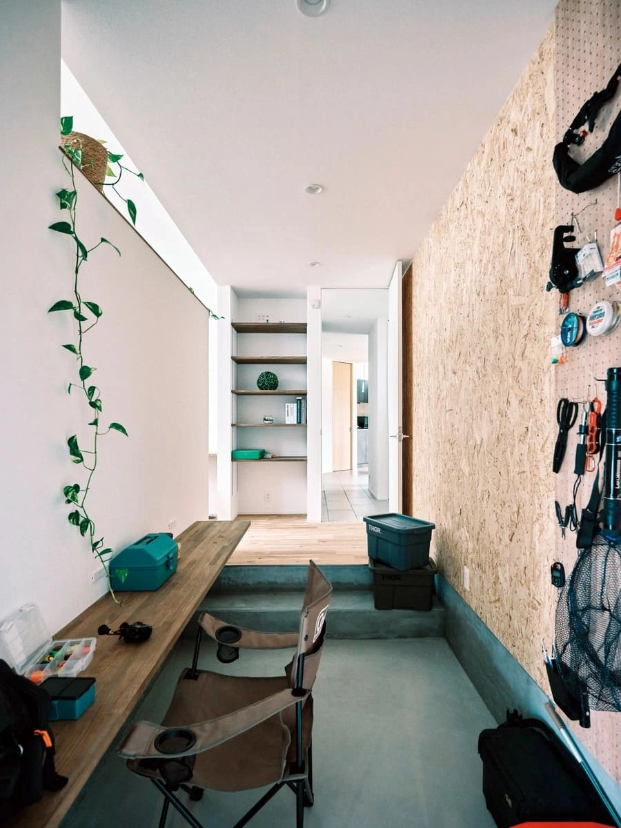 壁にコルクのクロスが用いられ、段差で仕切られたワークスペース