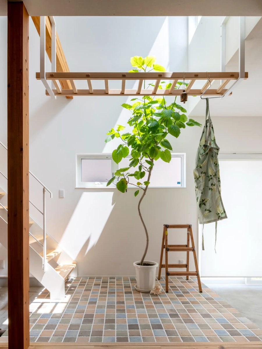 観葉植物とタイル床と階段