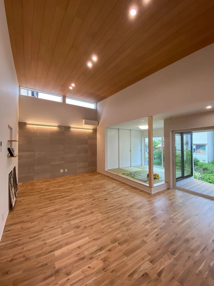 高天井で開放的なリビング