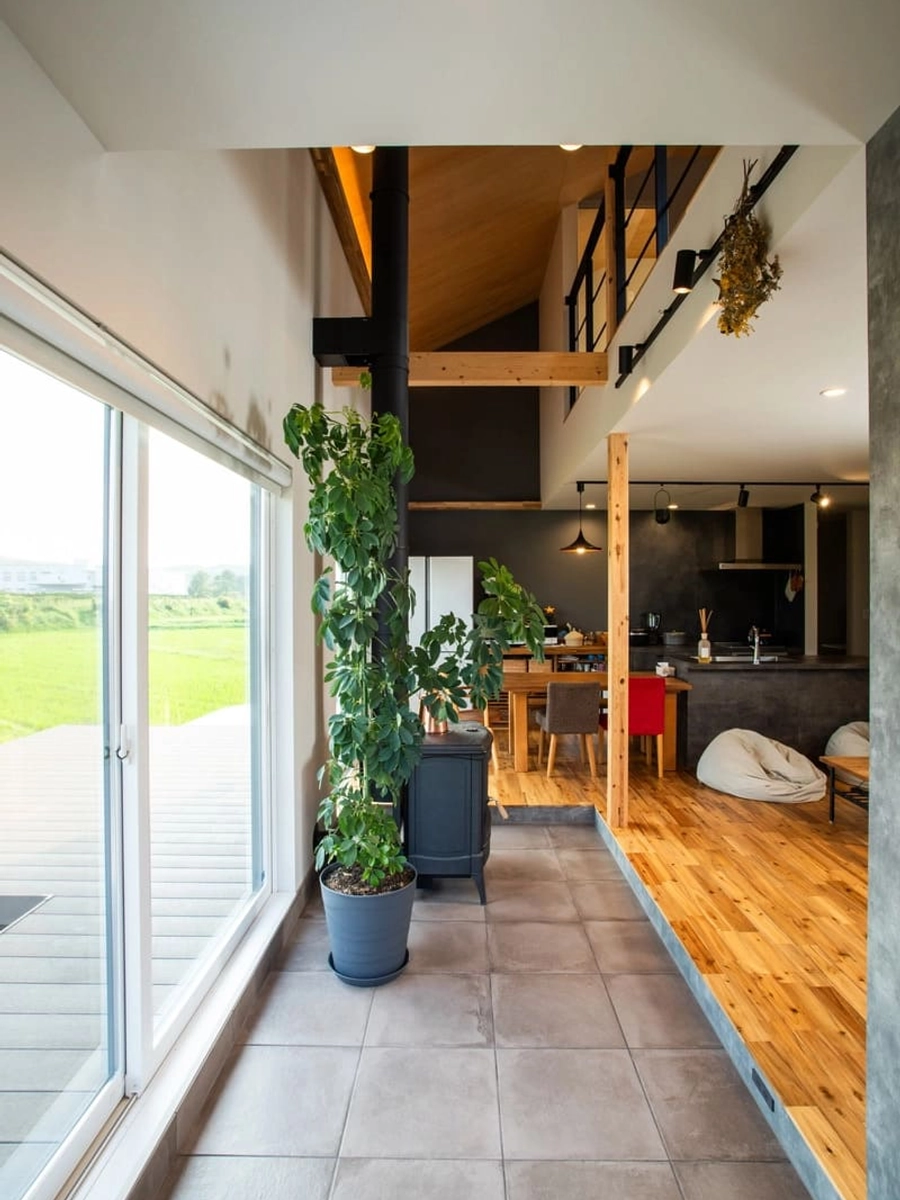 上部が吹き抜けの玄関土間