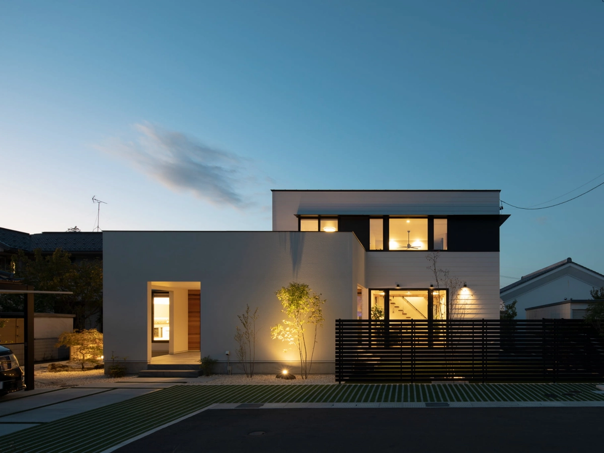 夜ライトで照らされた美しい外観