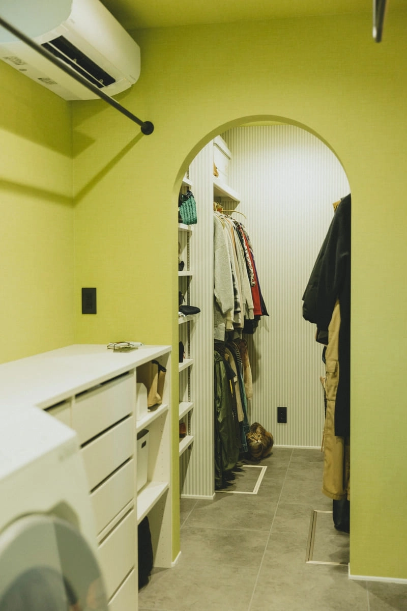 アーチ型の垂れ壁がおしゃれなファミリークローゼット