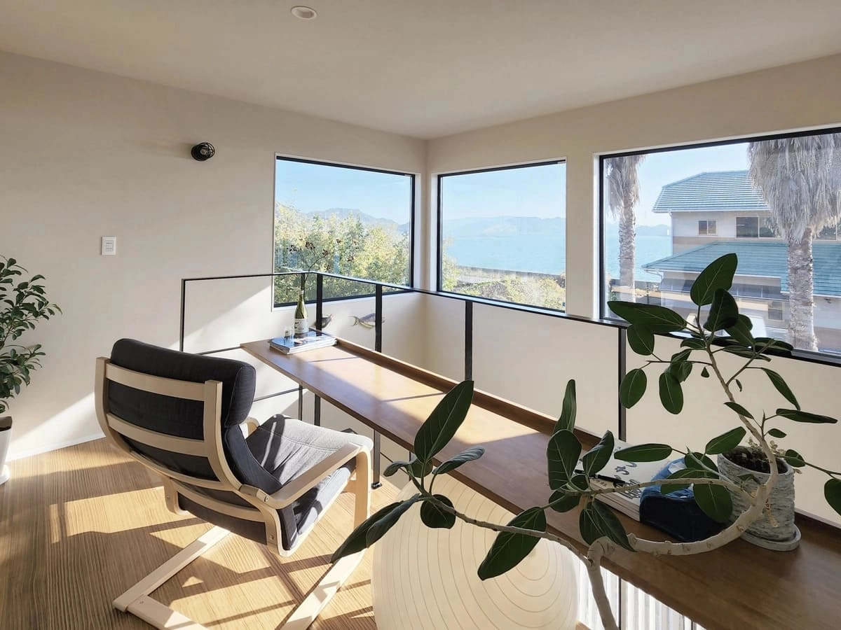 吹き抜け2階の窓から見える海