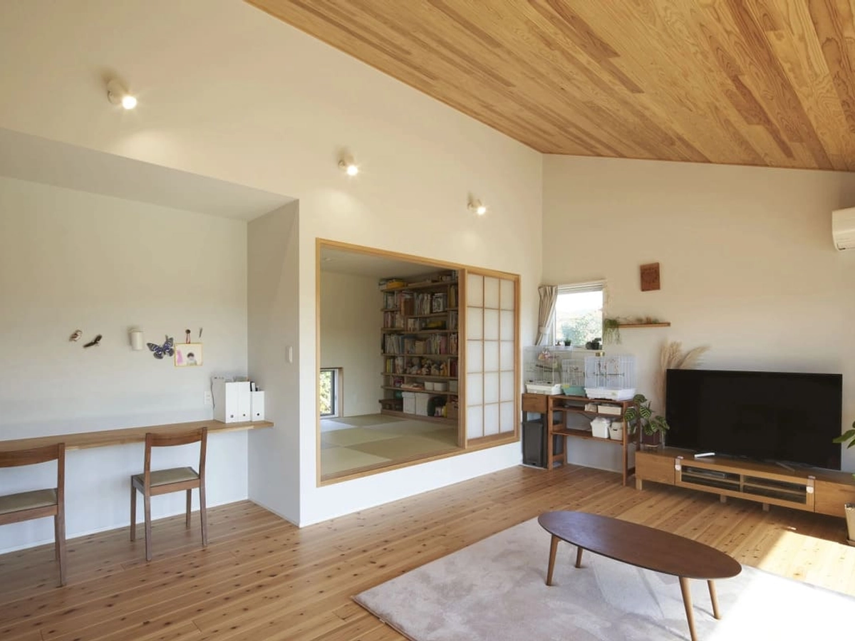 小上がりに障子を配置した秘密基地のような和室