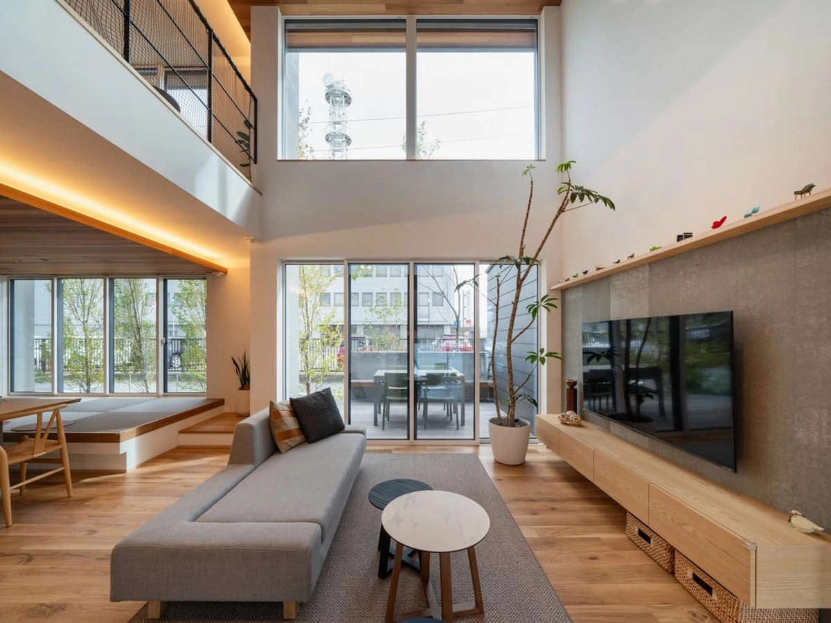 明るい吹き抜けのあるLDK