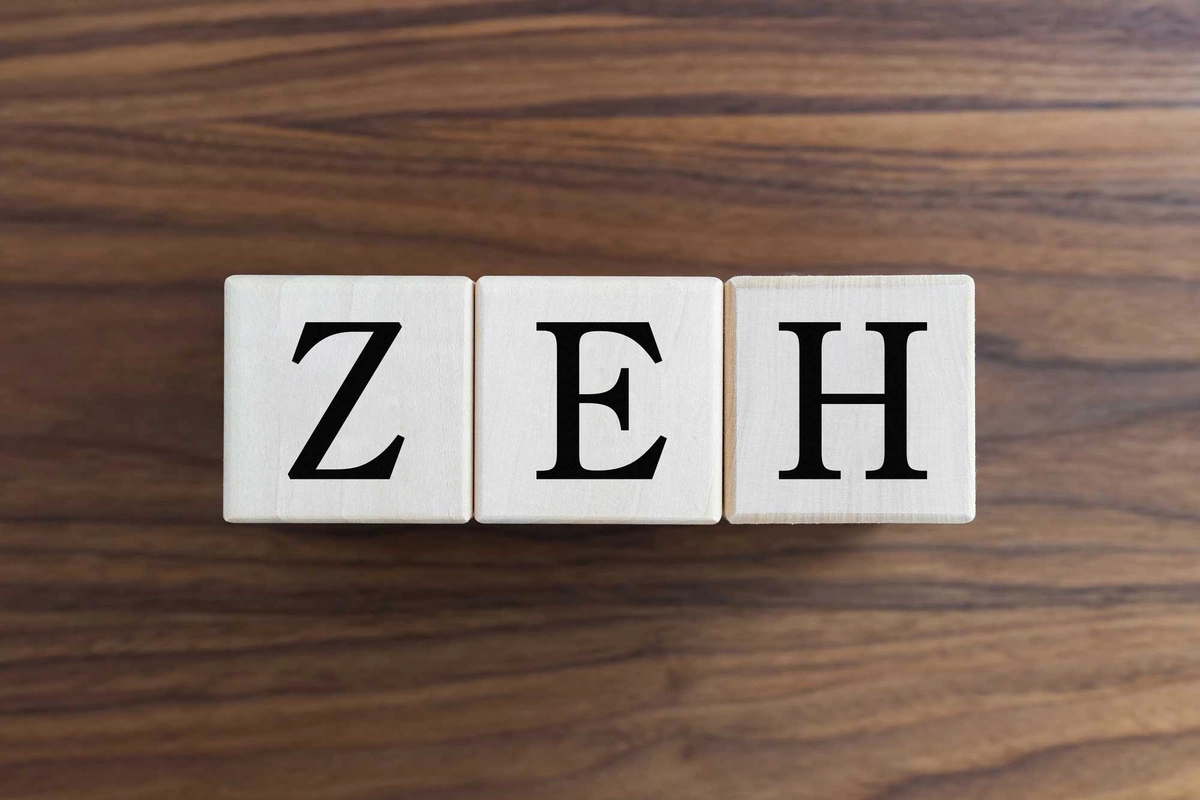 ZEH（ゼッチ）と書かれた積み木