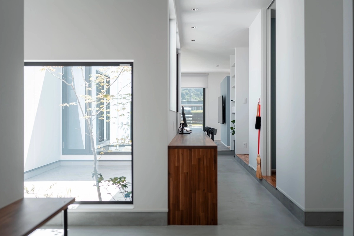 中庭に面した大きな窓が印象的な明るい室内