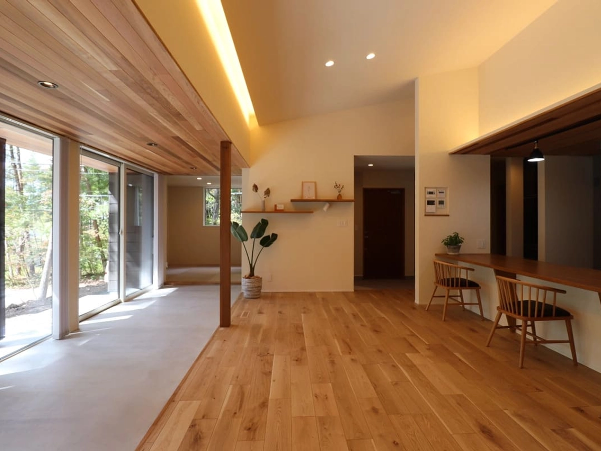 テラスにつながる広々としたリビング横の土間