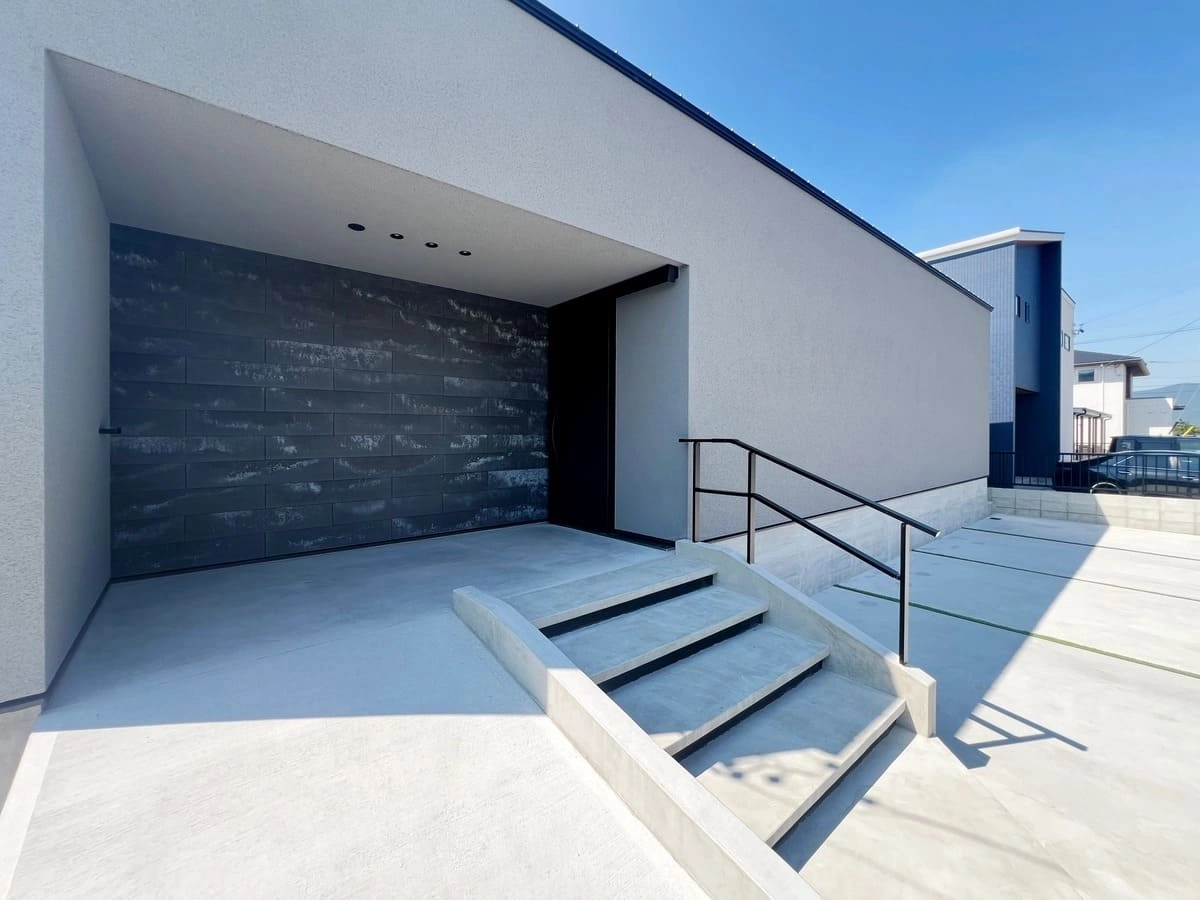 手すりとスロープ付きの玄関