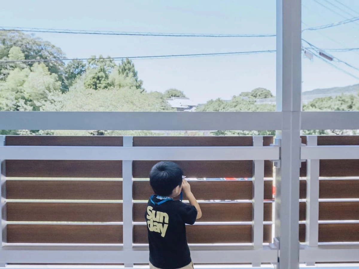 ウッド素材の柵と緑の見える景色