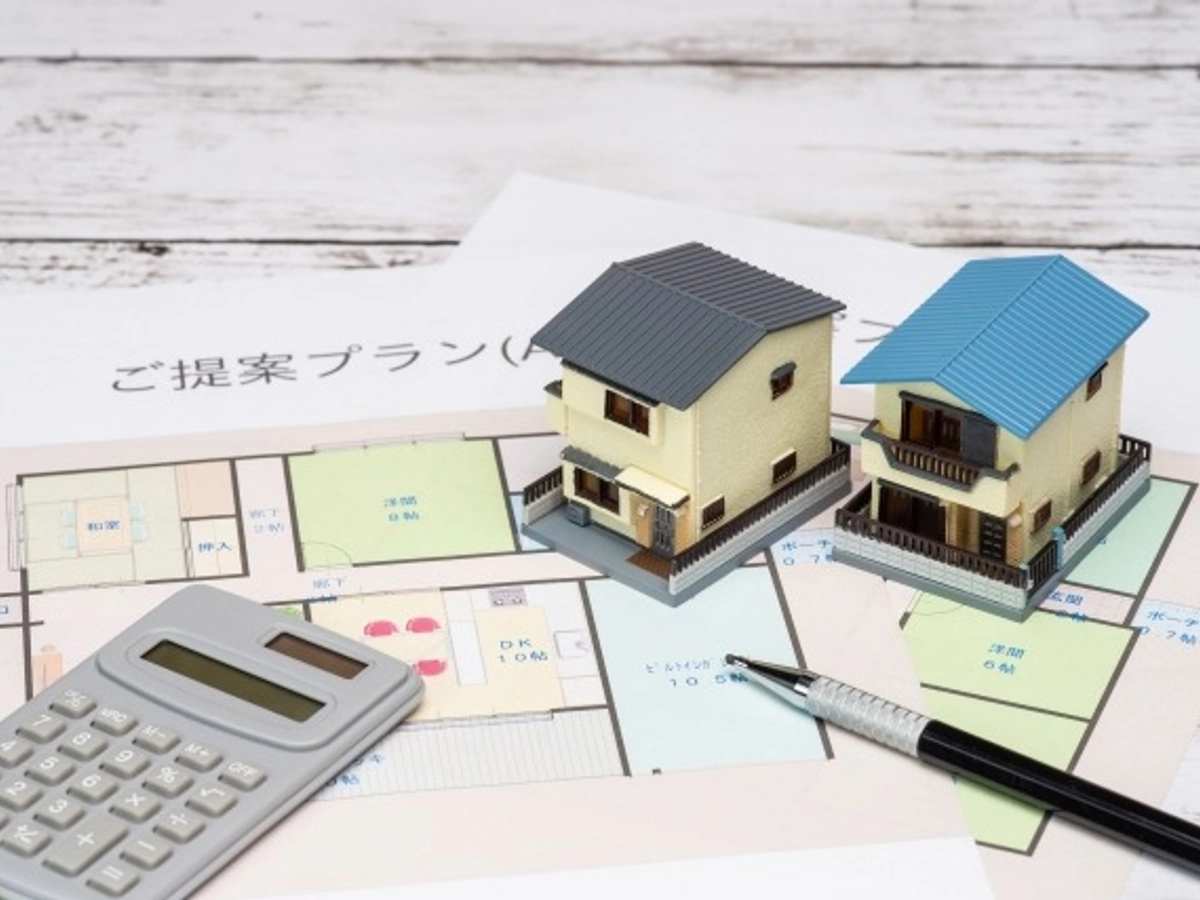 切妻屋根の木造住宅と間取り図で住宅相談