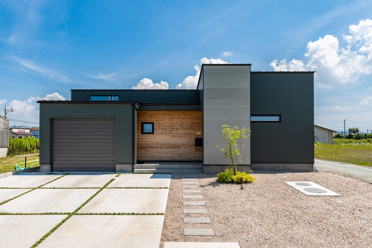 シックな色合いの中に木目が目を引く外観