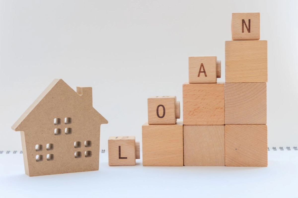 住宅模型とLOANと書かれたブロック