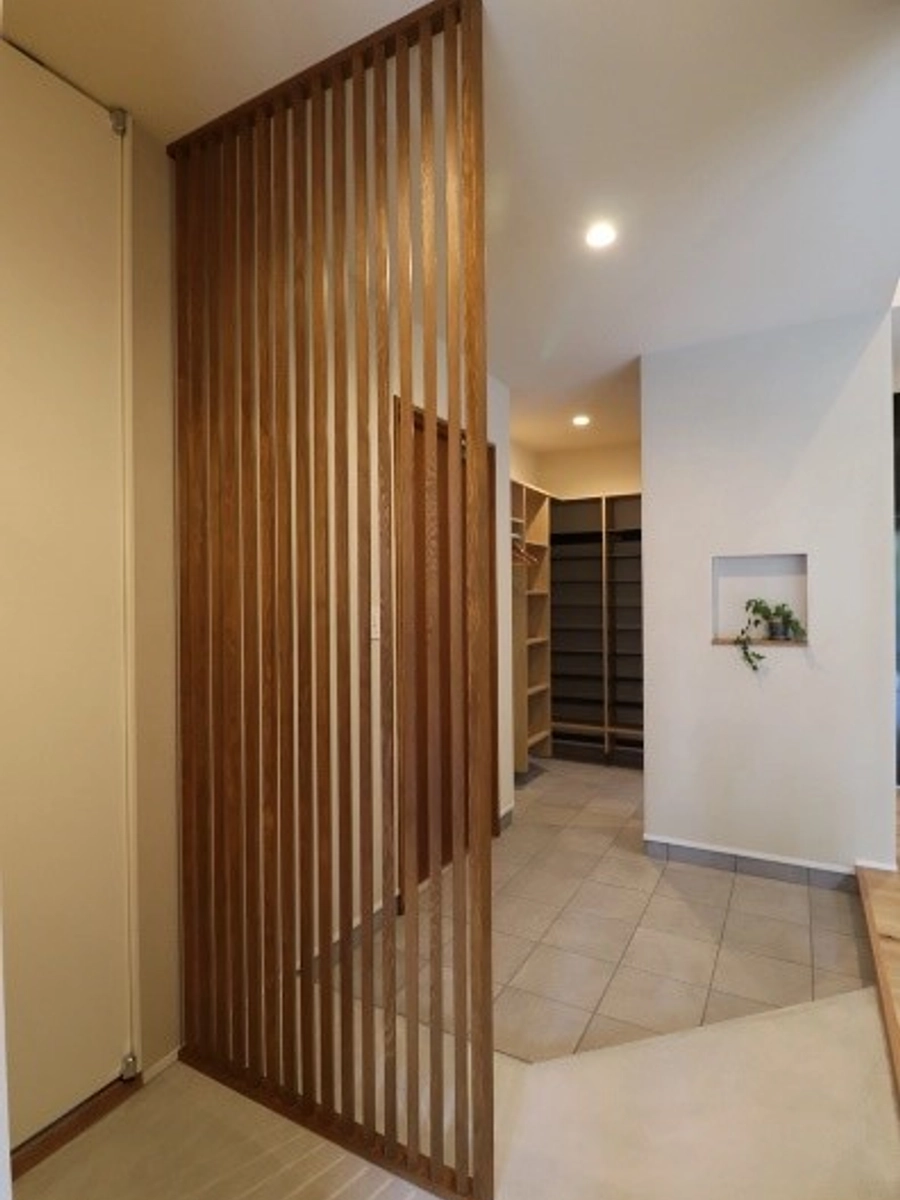 木格子の仕切りがおしゃれな玄関